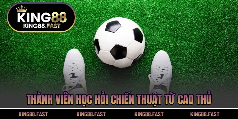 Thành viên học hỏi chiến thuật từ cao thủ
